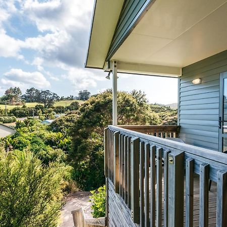Treetop Retreat - Onetangi Holiday Home Екстериор снимка